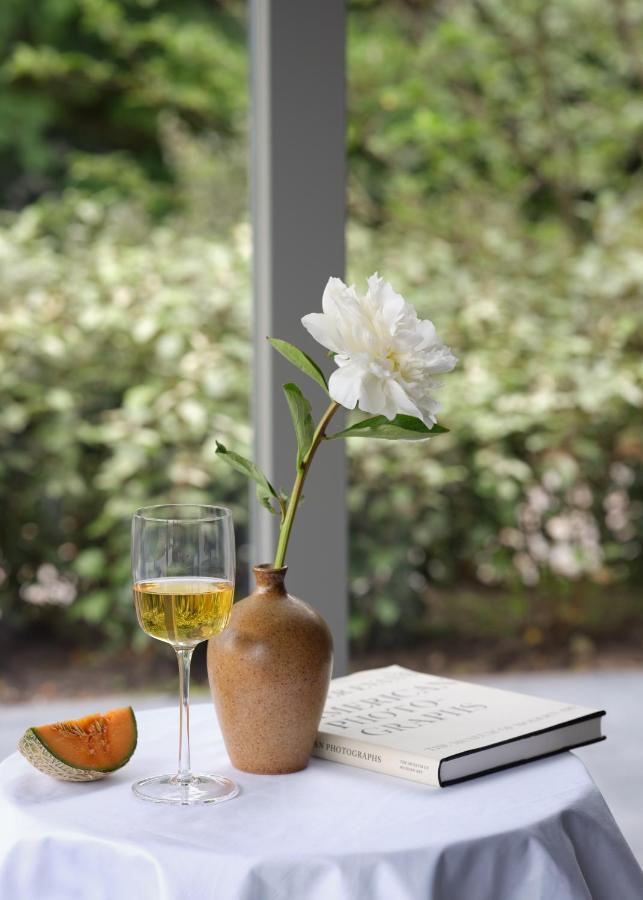 Boutique Hotel Benedict Noordwijk Zewnętrze zdjęcie A white peony