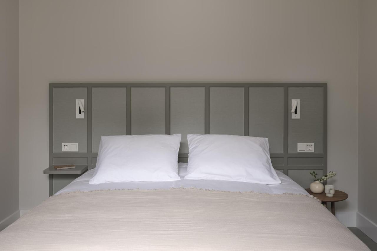 Boutique Hotel Benedict Noordwijk Zewnętrze zdjęcie A bed with two pillows