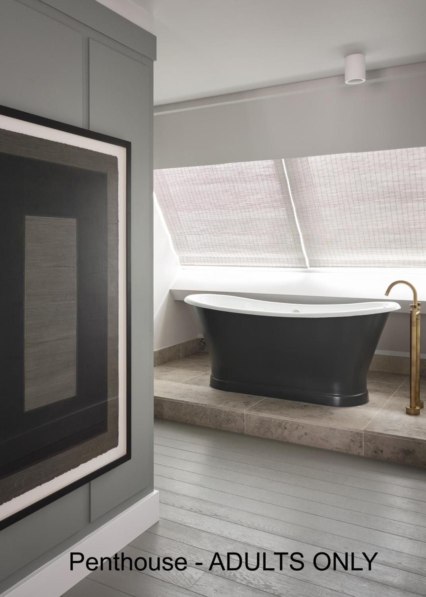 Boutique Hotel Benedict Noordwijk Zewnętrze zdjęcie A freestanding bathtub