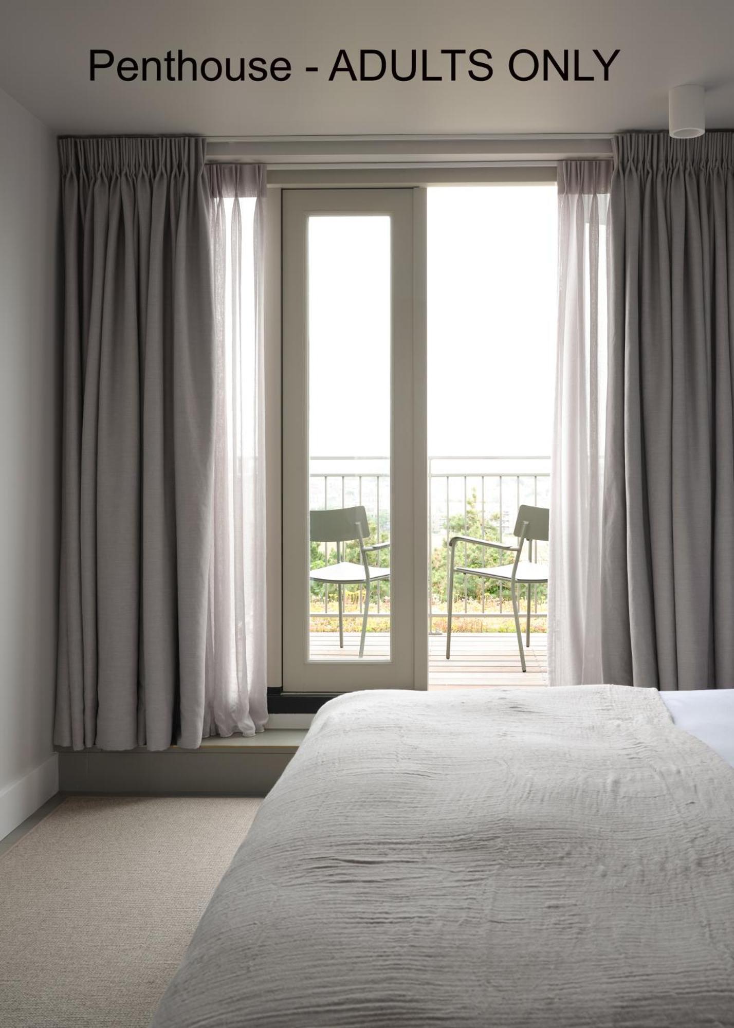 Boutique Hotel Benedict Noordwijk Zewnętrze zdjęcie Curtains in a bedroom