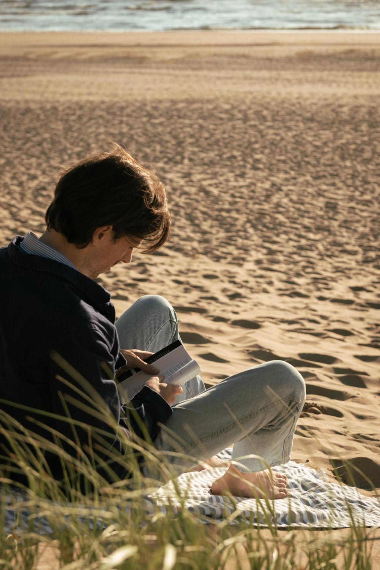 Boutique Hotel Benedict Noordwijk Zewnętrze zdjęcie A man reading a book
